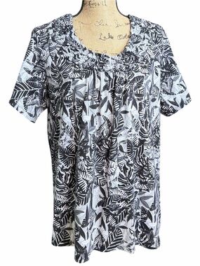 Kim Rogers Black & White Leaf Print Short Sleeve Top EC. Size 1X.